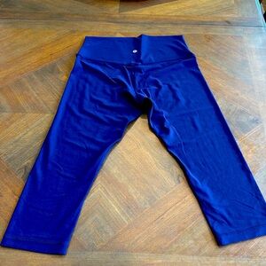 - Ladies Lululemon deep purple cropped leggings.